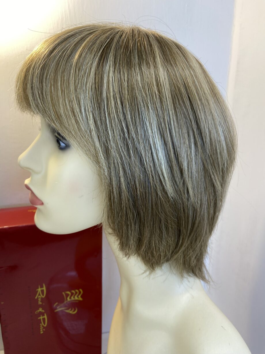 Rene of Paris blonde wig. Bblms444