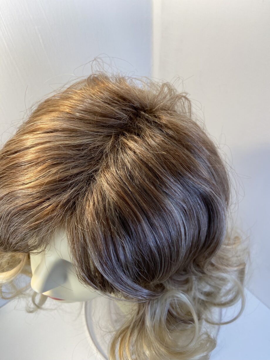 Blonde new long wavy wig. Bllw834