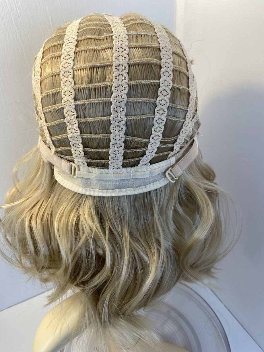 Blonde new long wavy wig. Bllw834