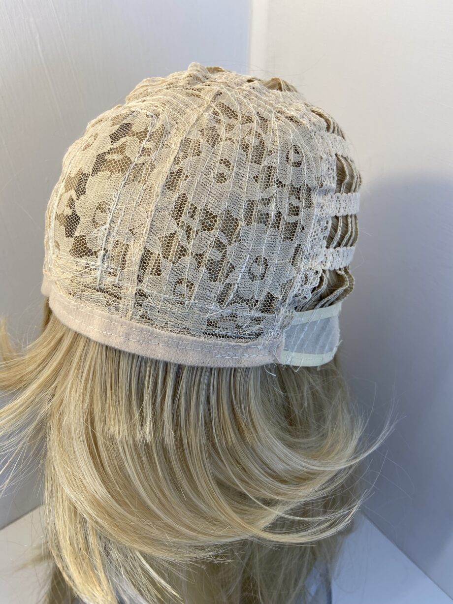Rooted long blonde wig. Blls835
