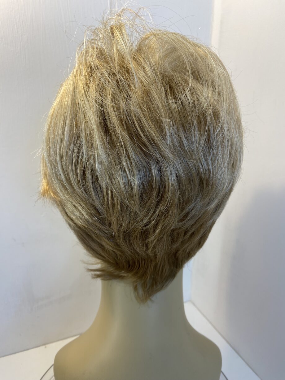 Short blonde natural image wig. Blss836