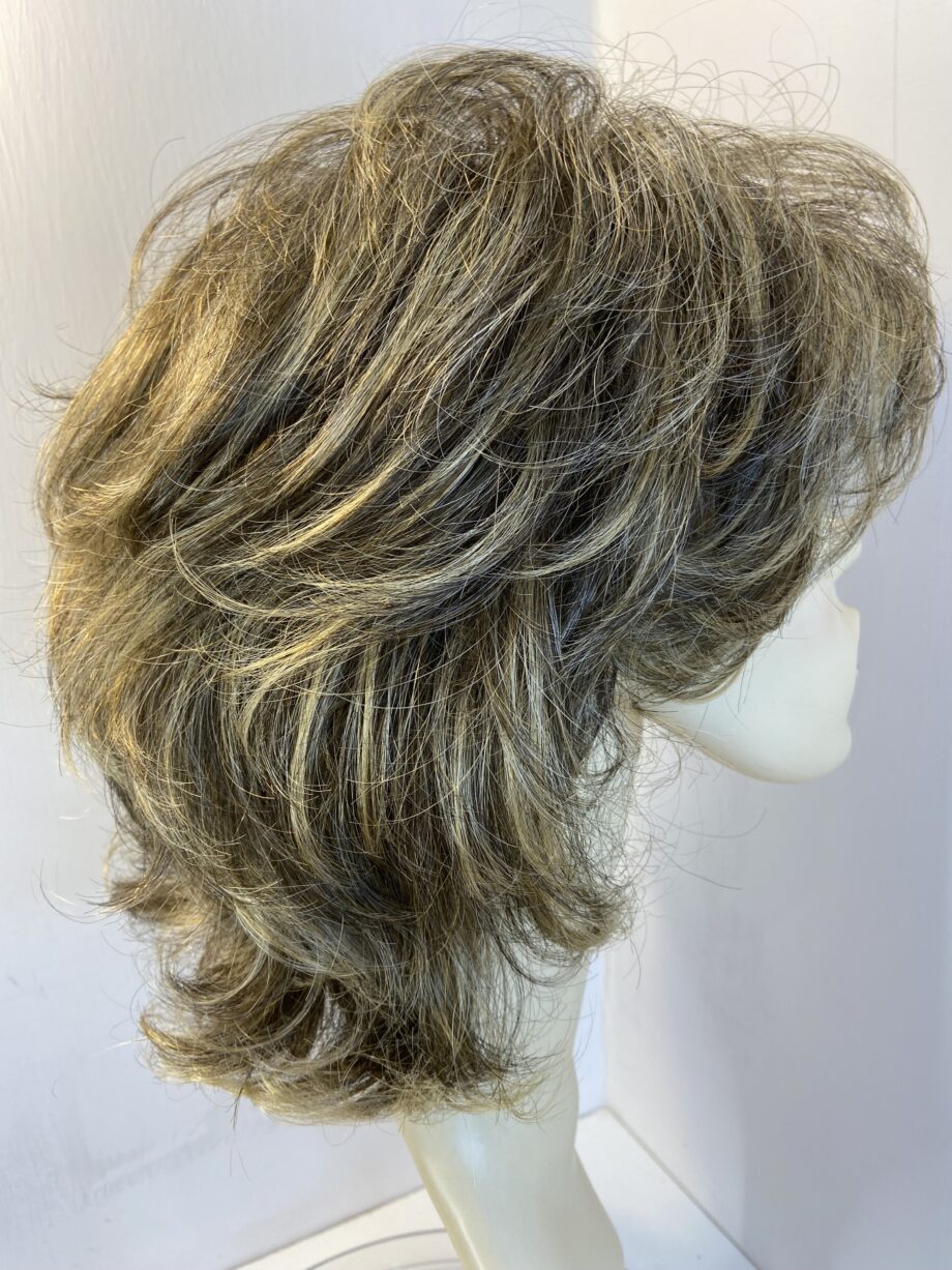 Brown wavy mid length Noriko wig   Blmc837