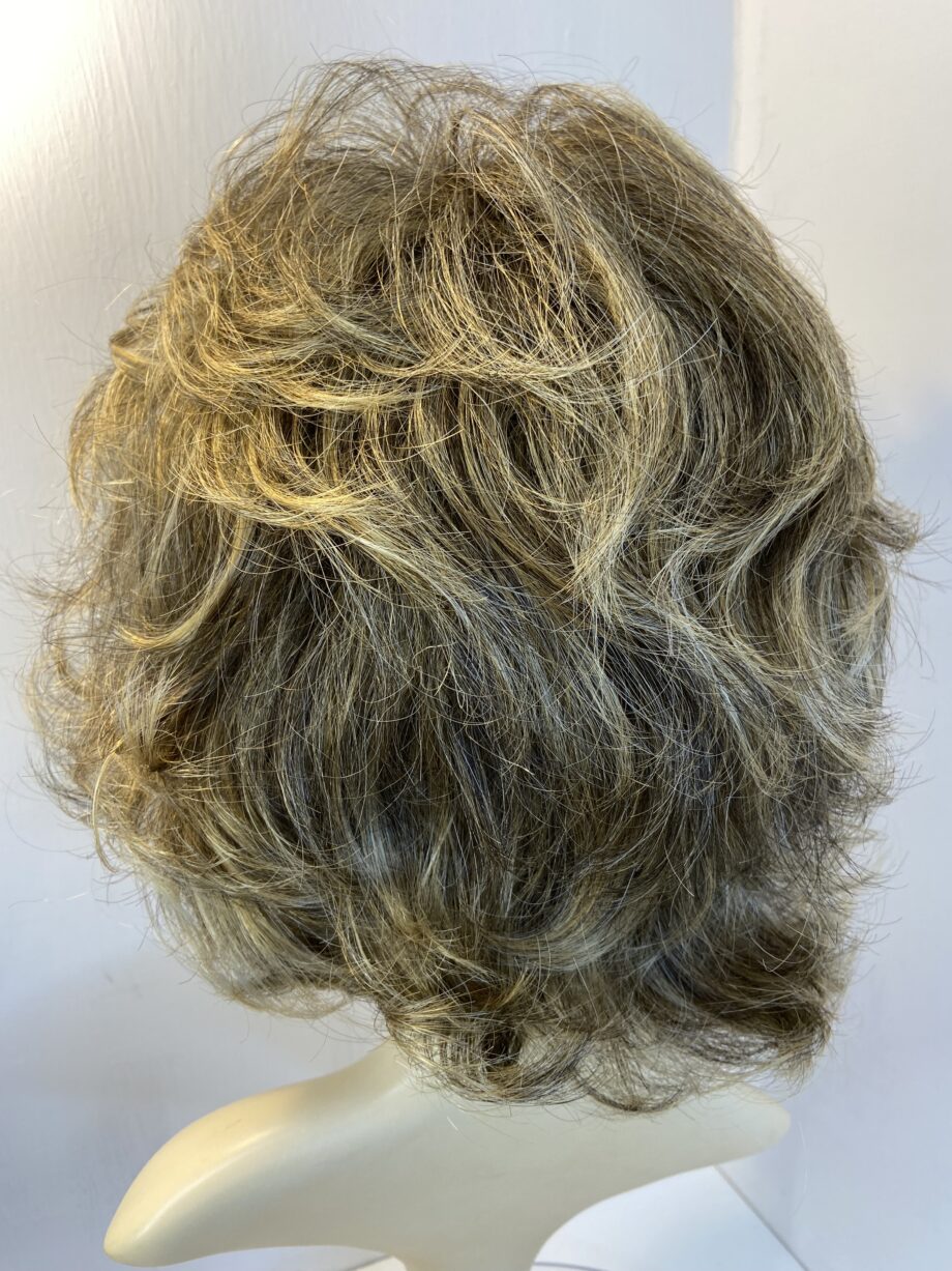 Brown wavy mid length Noriko wig   Blmc837