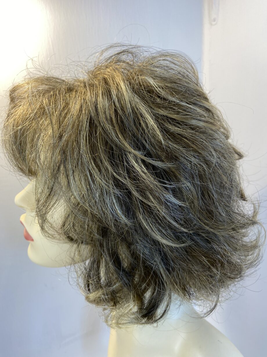 Brown wavy mid length Noriko wig   Blmc837