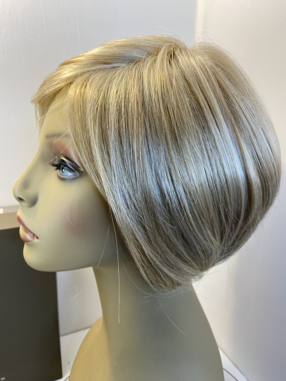 Natural image blonde wig. Bblss447