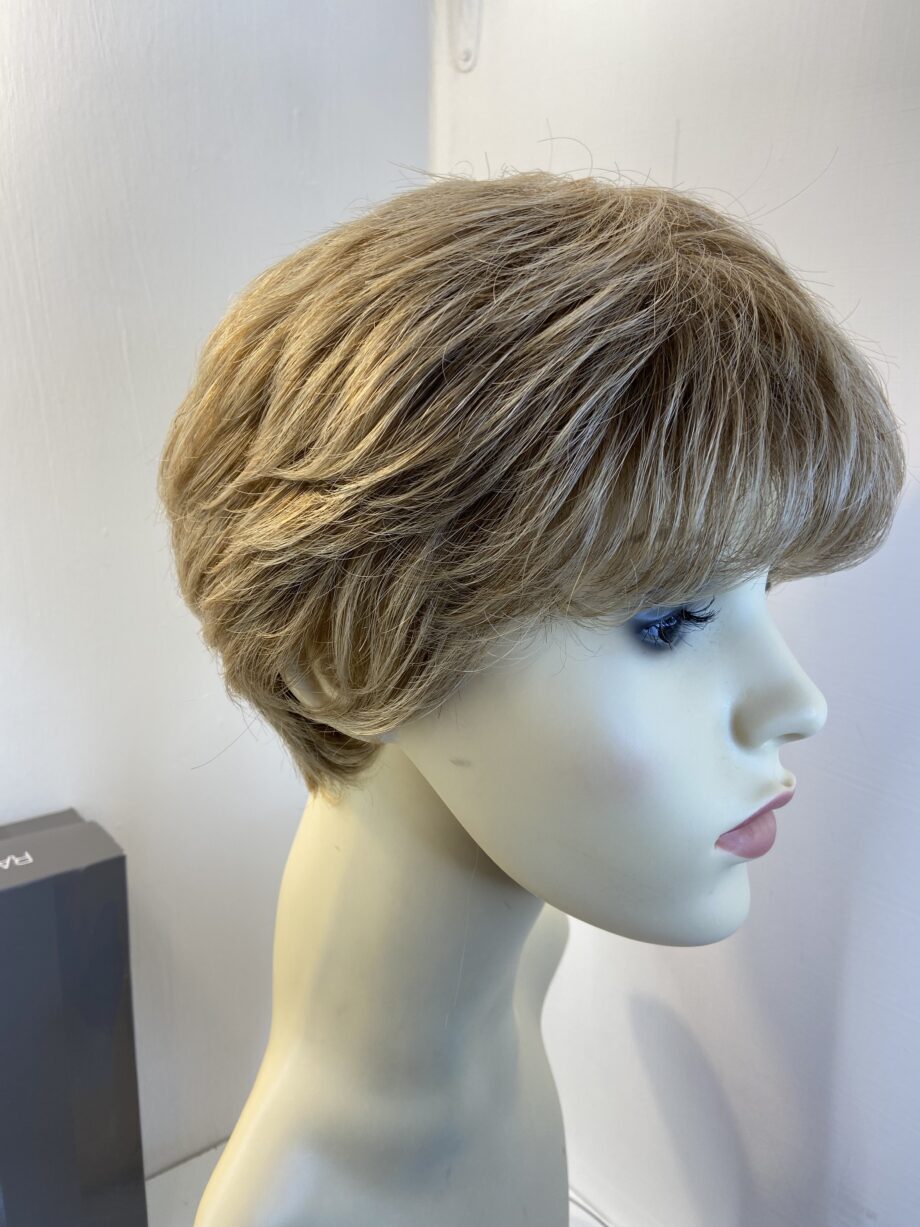 Short blonde wig. Bblss448