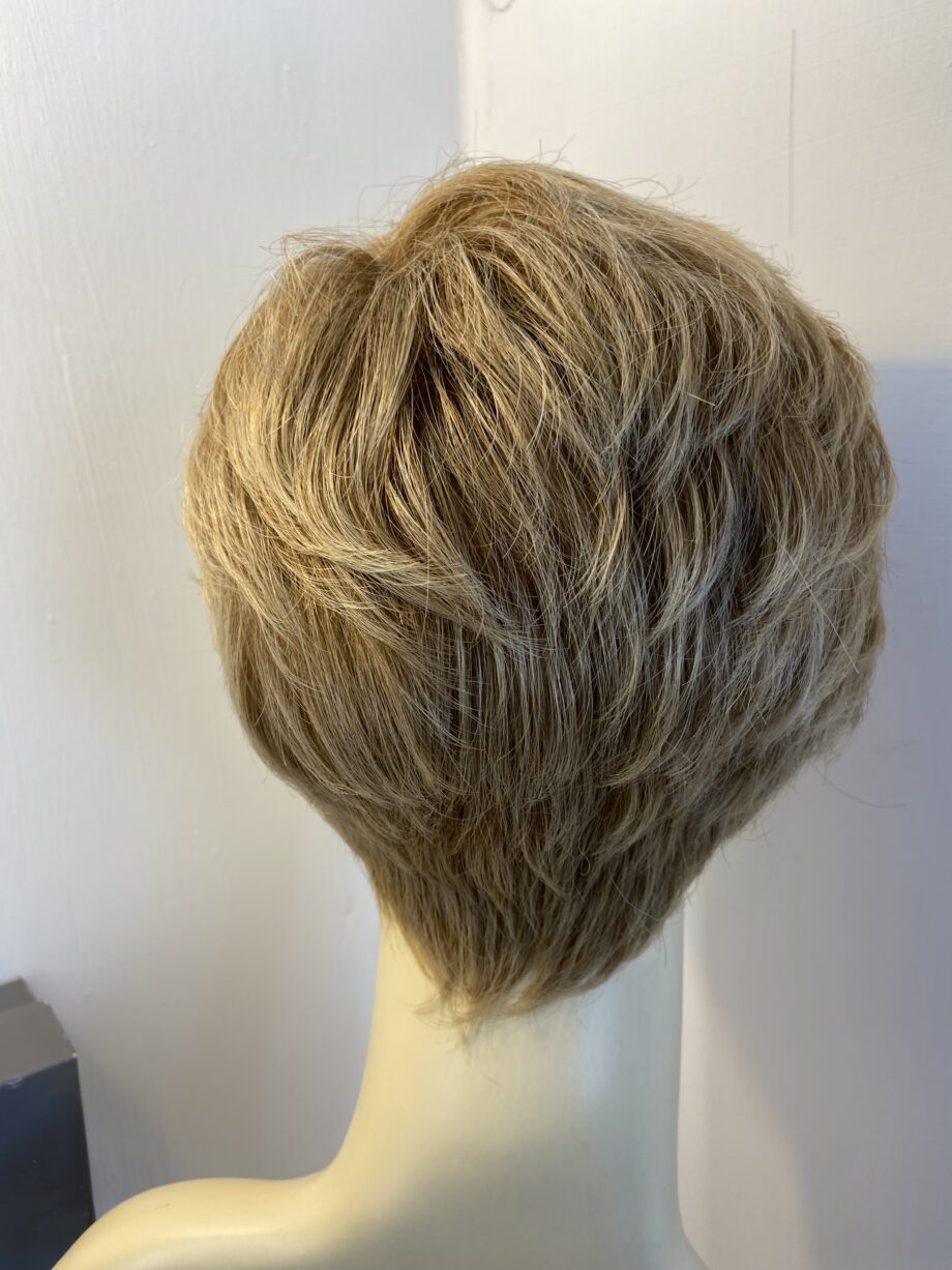 Short blonde wig. Bblss448