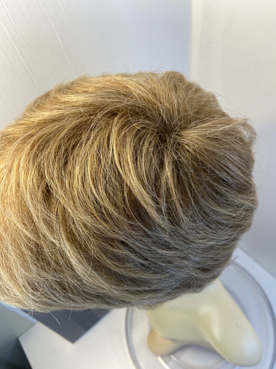 Short blonde wig. Bblss448
