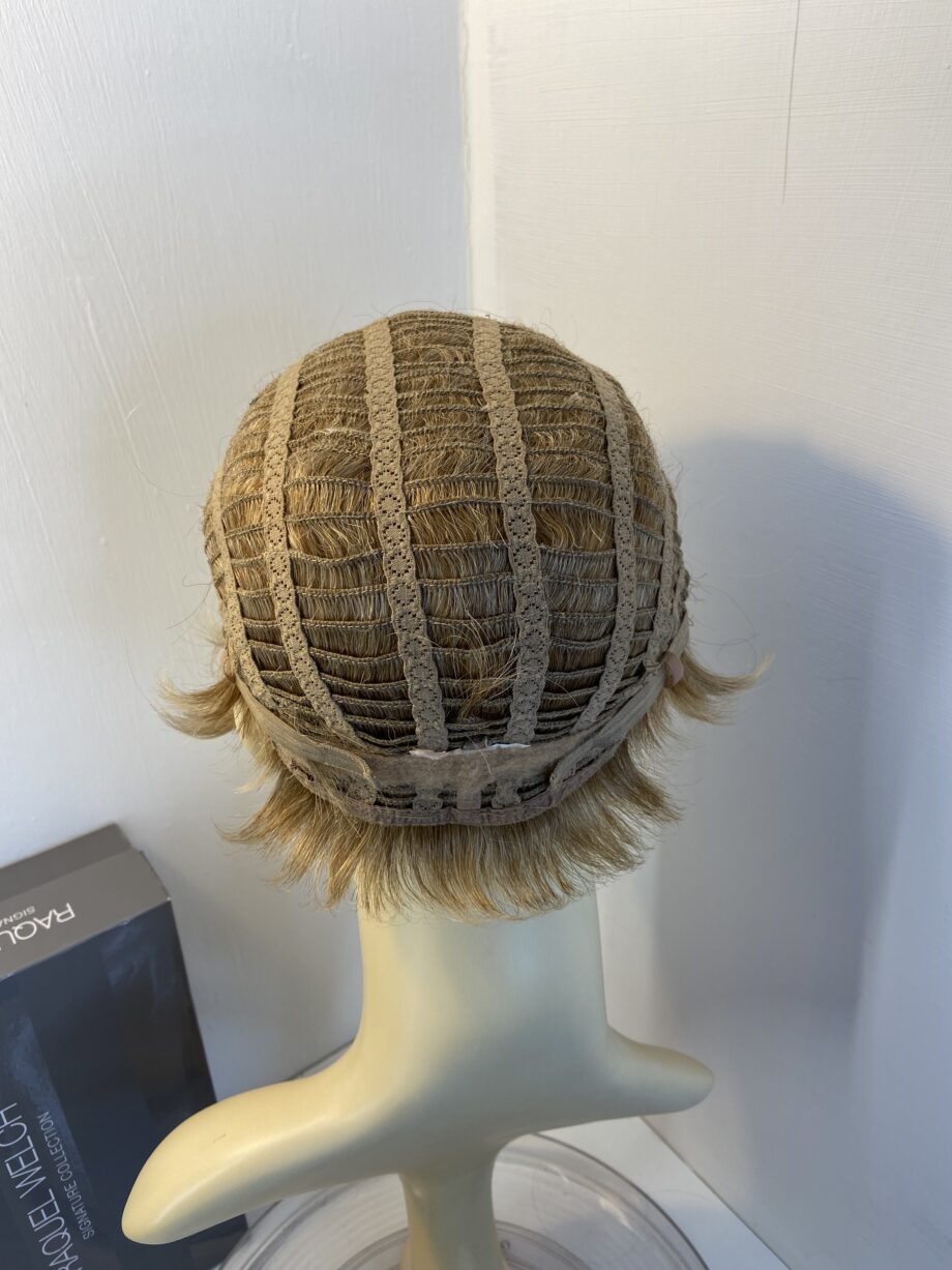 Short blonde wig. Bblss448