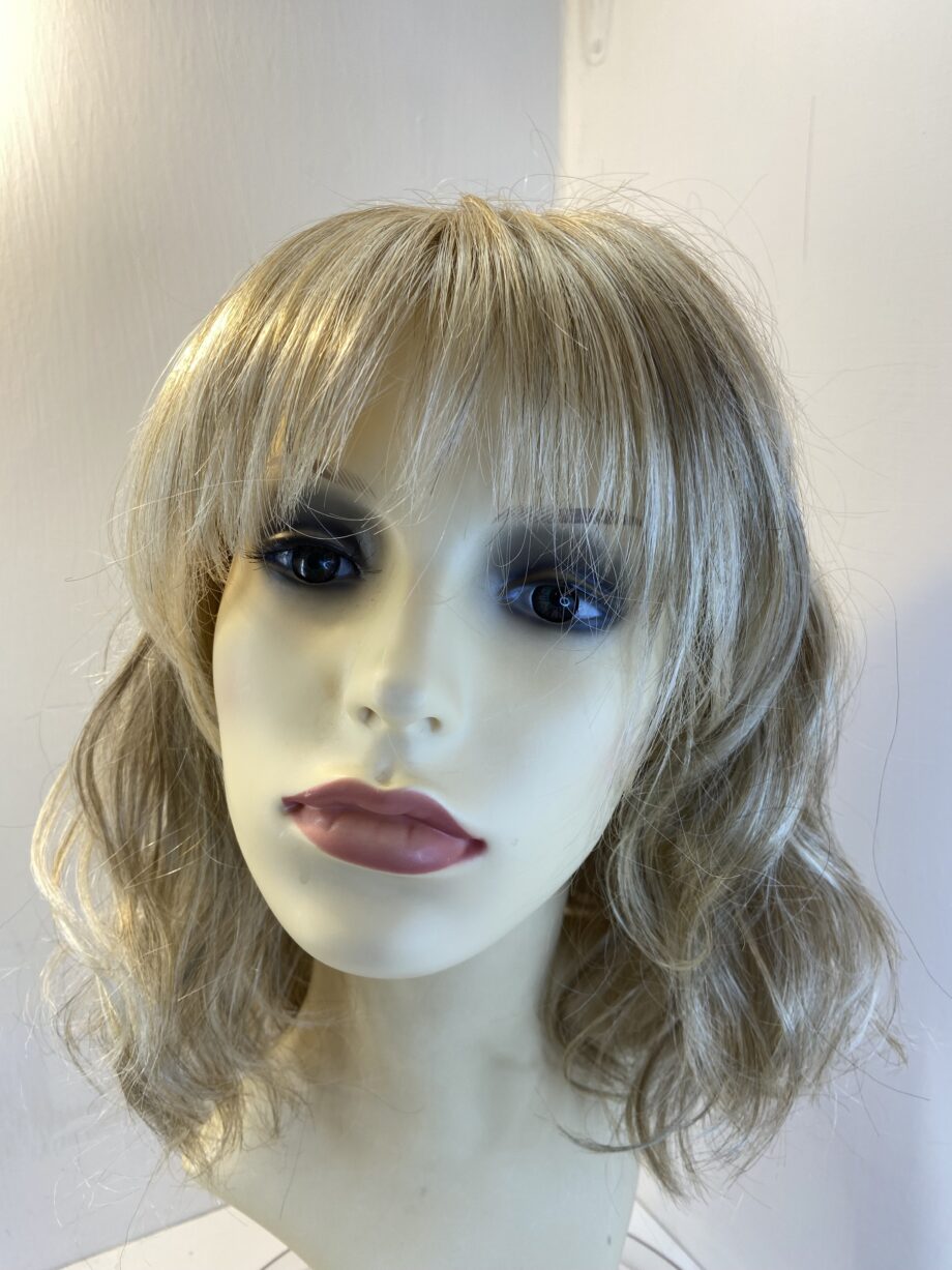 Natural image blonde wavy wig. Bllc56