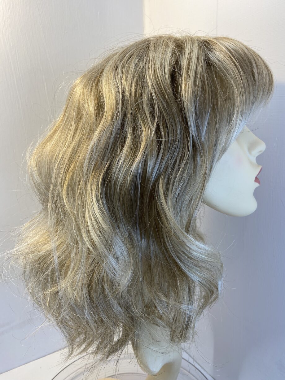 Natural image blonde wavy wig. Bllc56
