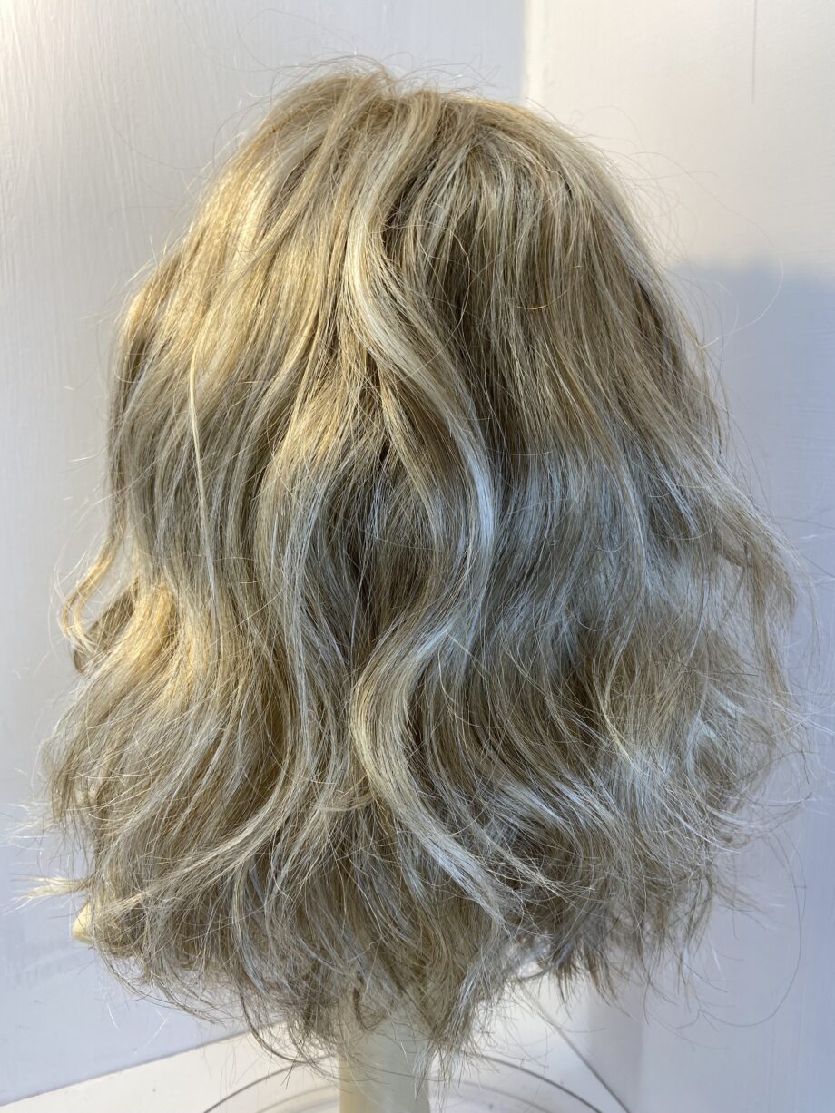 Natural image blonde wavy wig. Bllc56