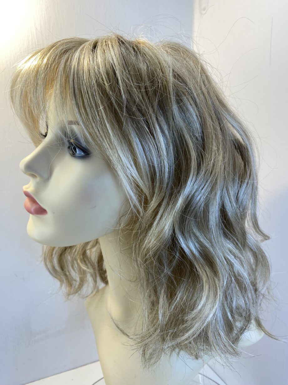 Natural image blonde wavy wig. Bllc56