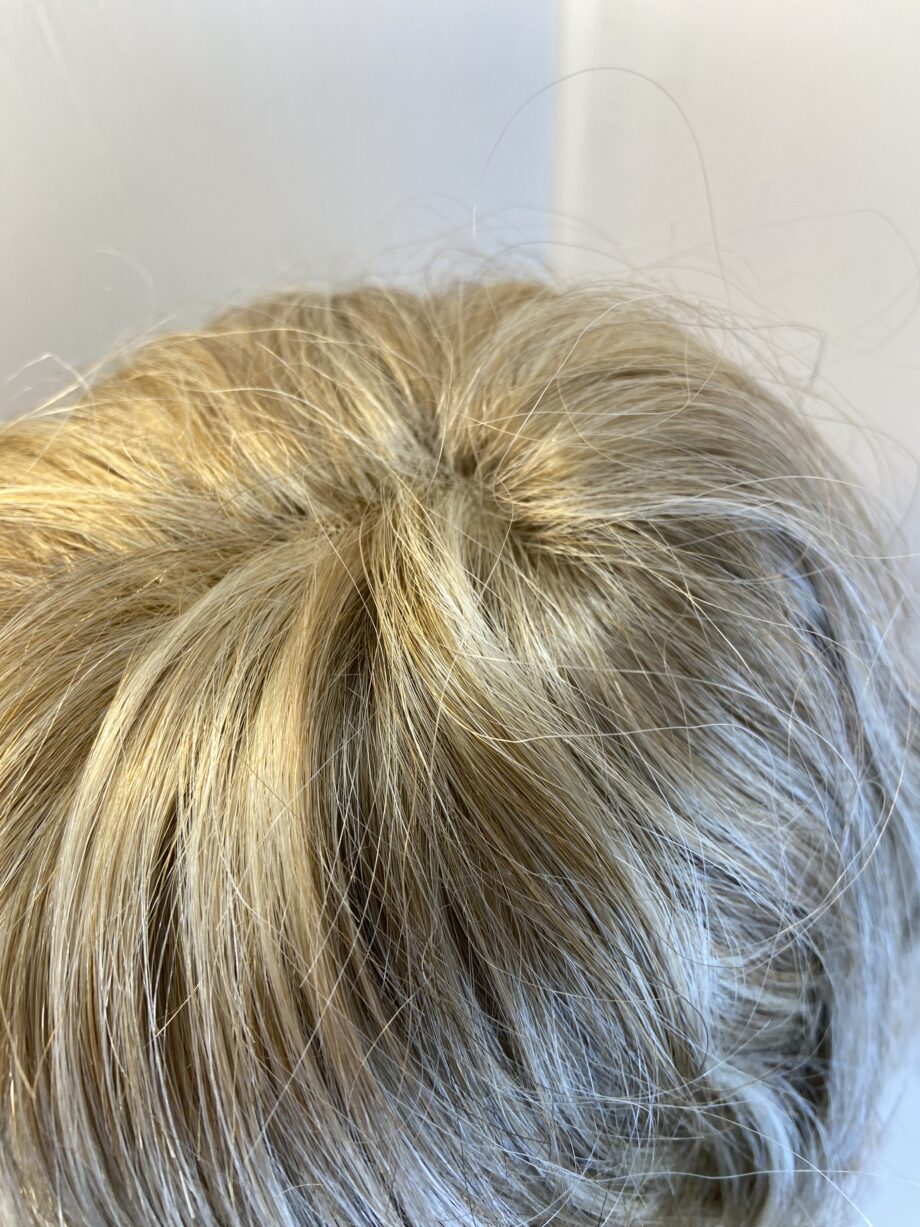 Natural image blonde wavy wig. Bllc56