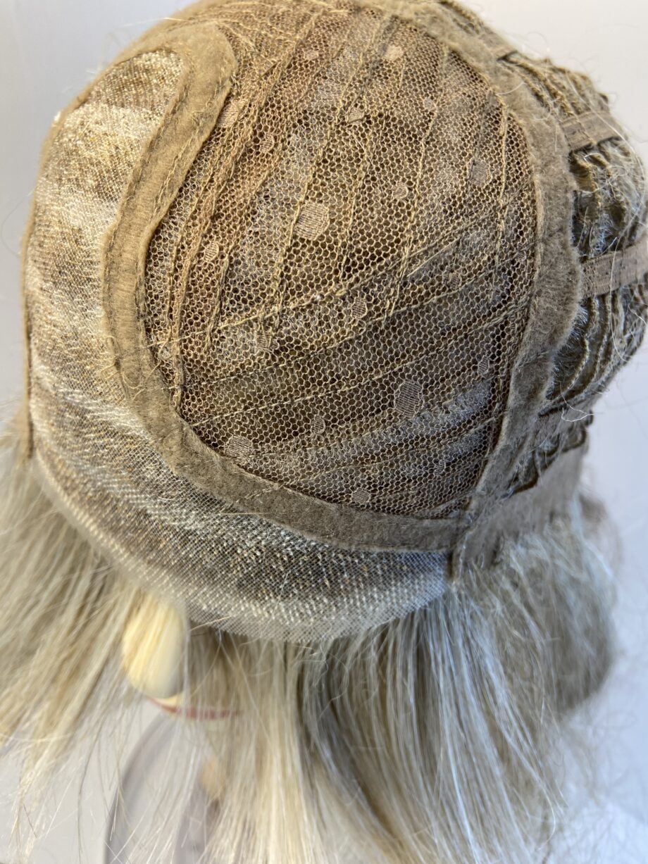Natural image blonde wavy wig. Bllc56
