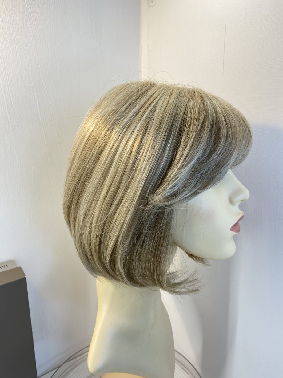 Stunning blonde wig. Bblms449