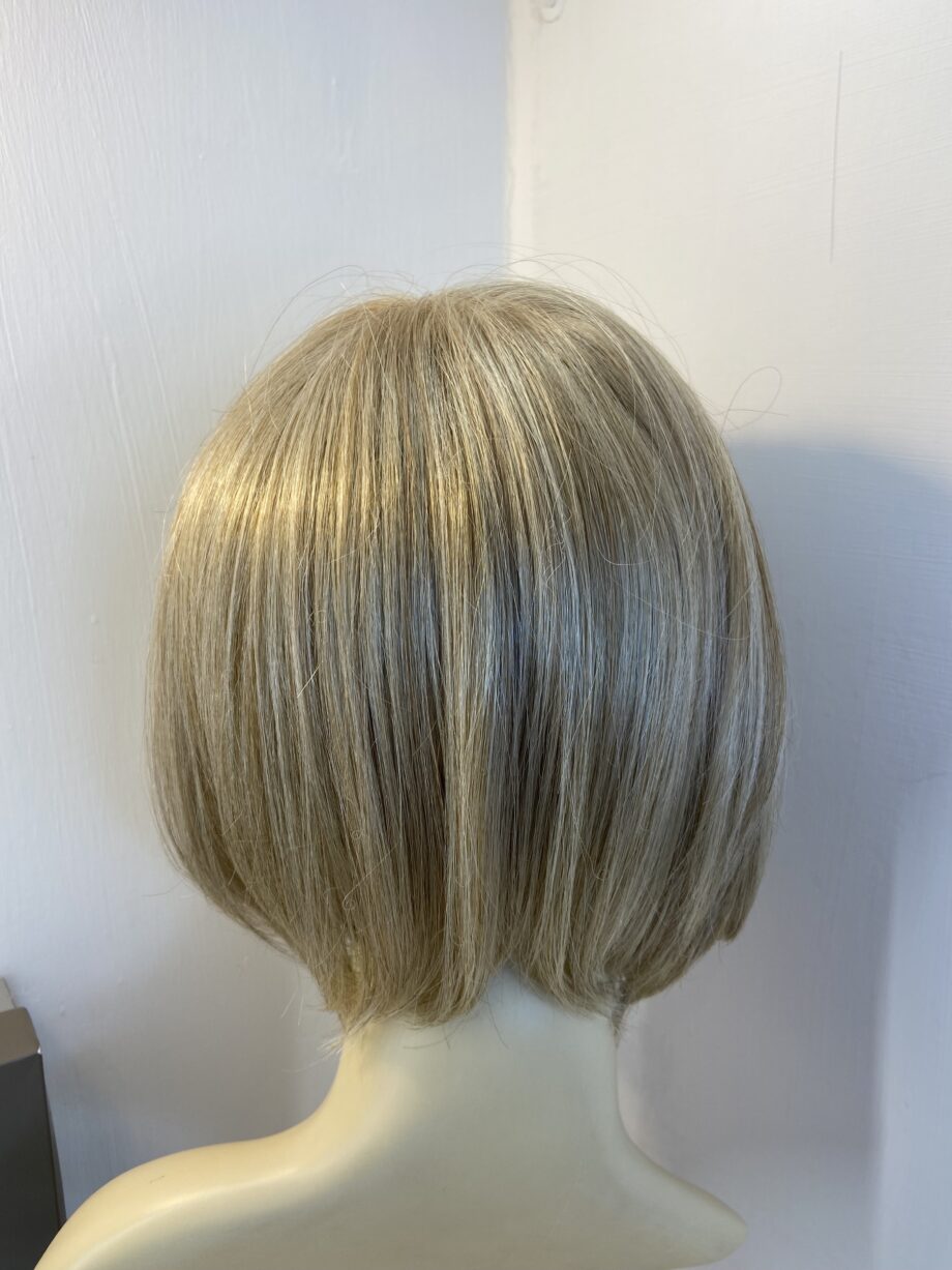 Stunning blonde wig. Bblms449