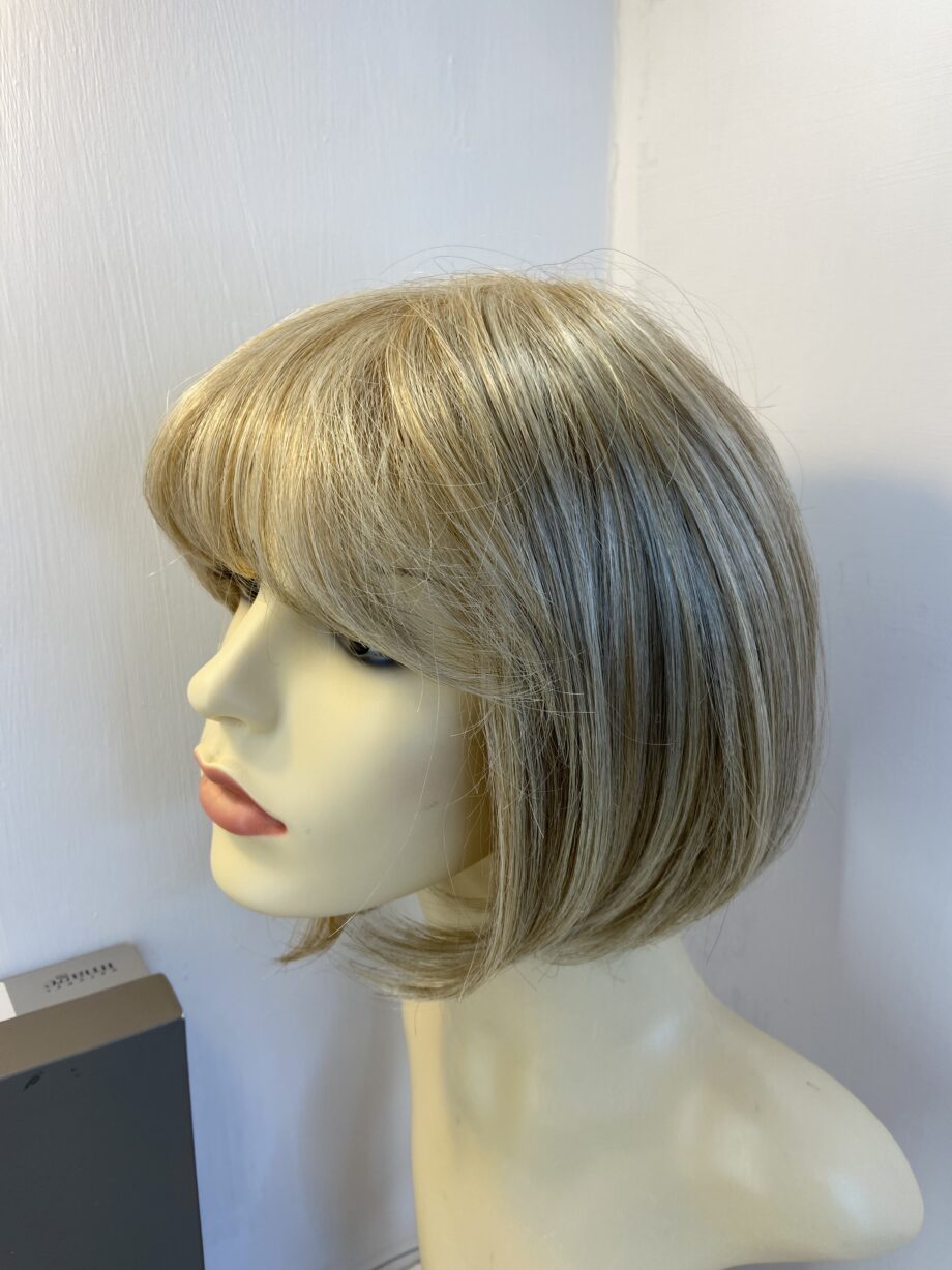 Stunning blonde wig. Bblms449