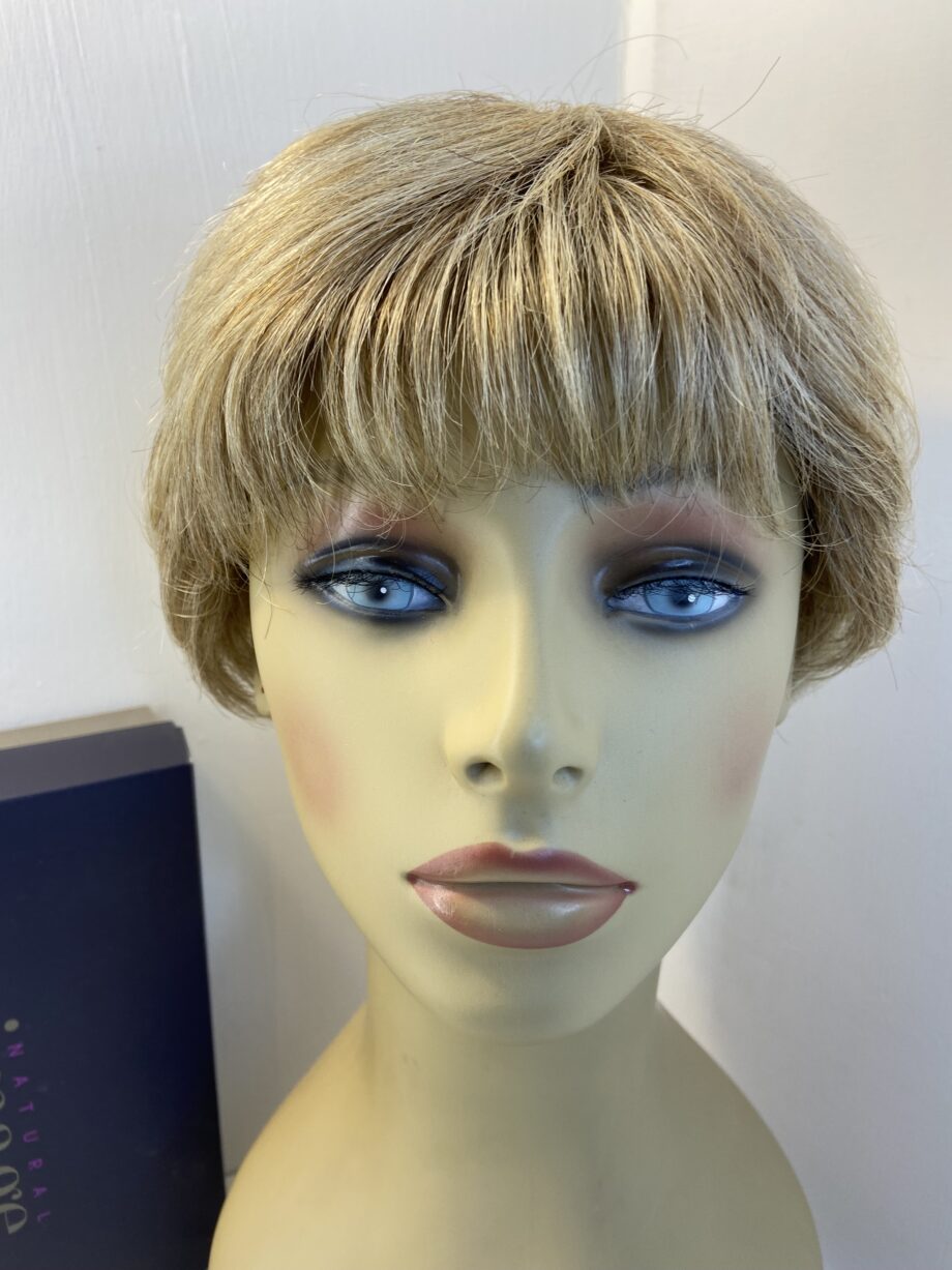Short blonde wig. Bblss450