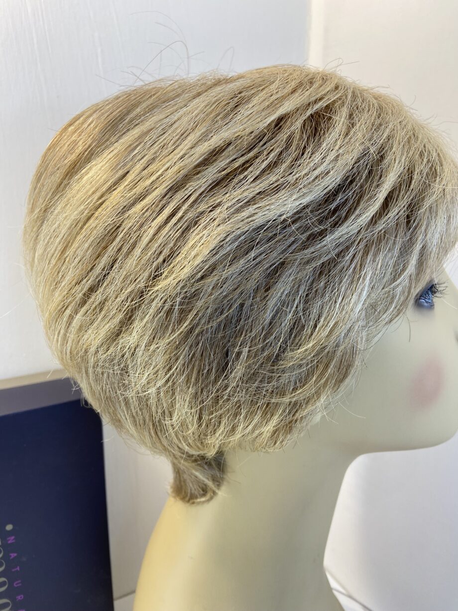 Short blonde wig. Bblss450