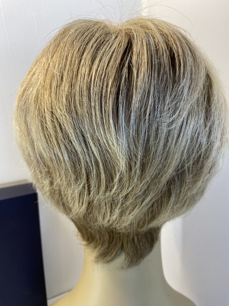 Short blonde wig. Bblss450