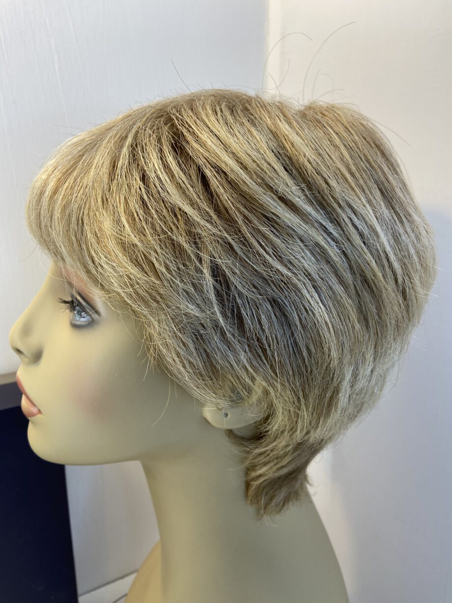 Short blonde wig. Bblss450