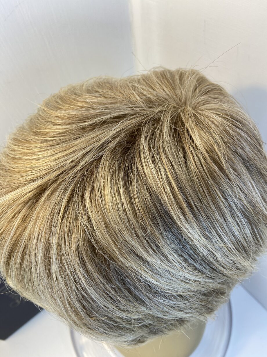 Short blonde wig. Bblss450