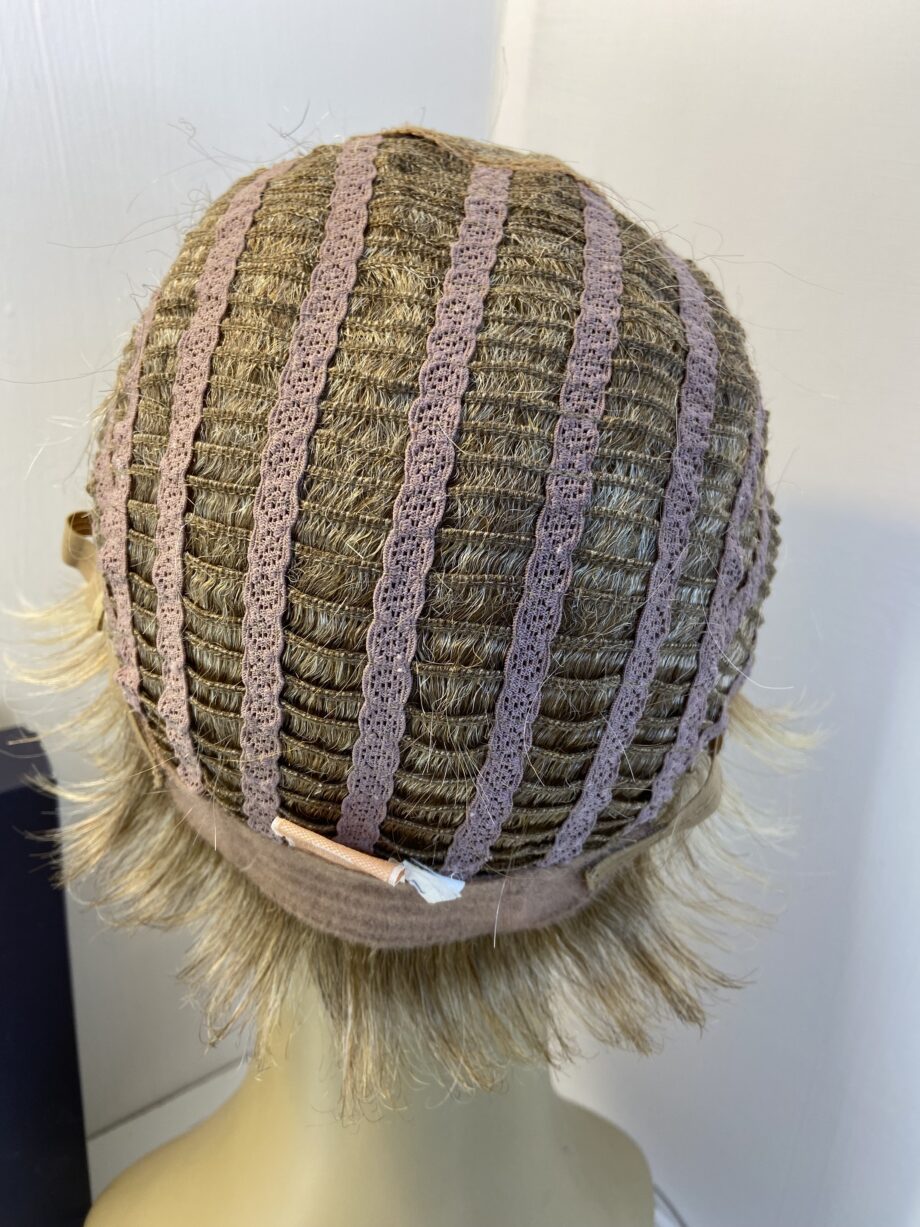 Short blonde wig. Bblss450