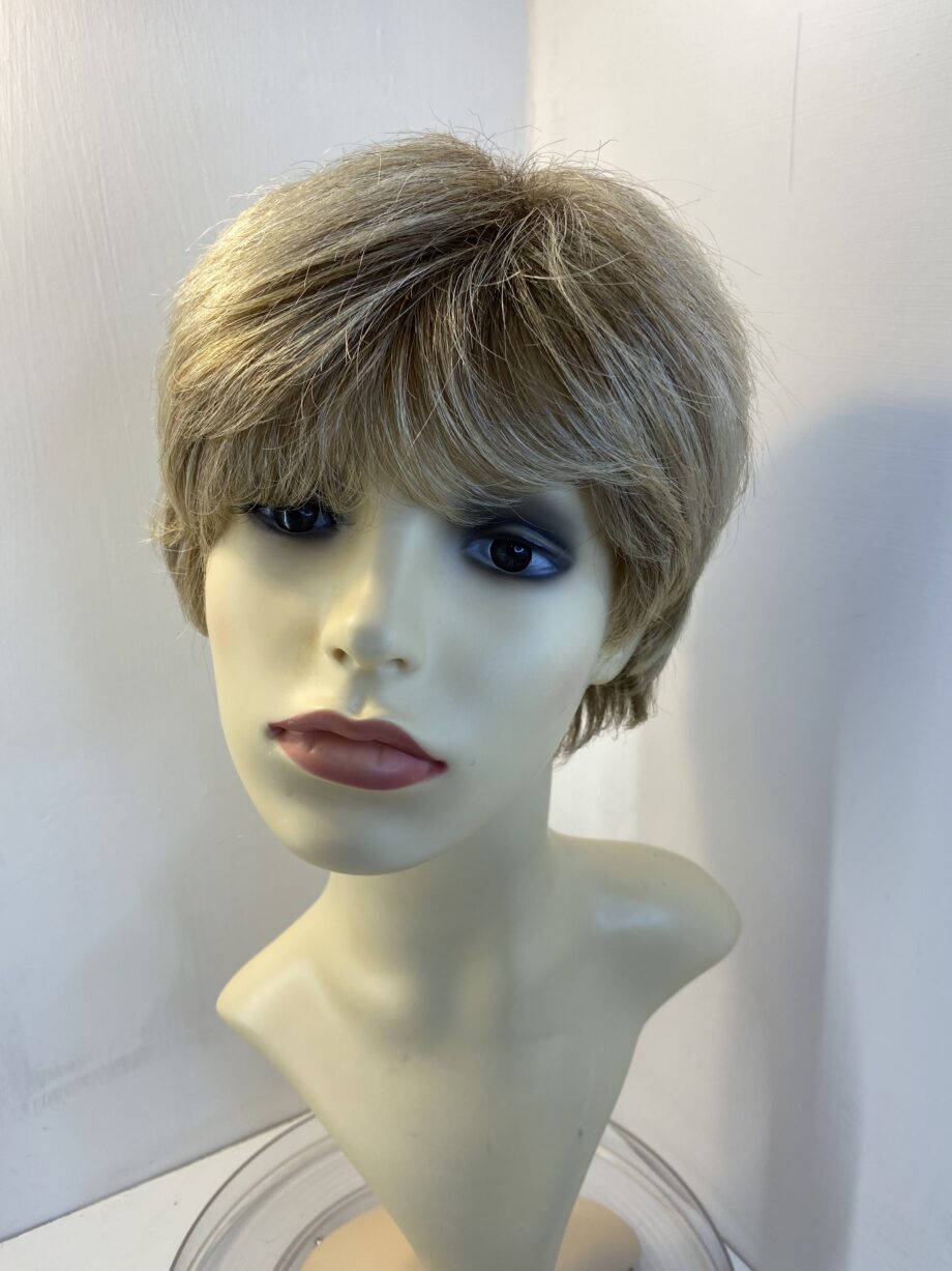 Honey blonde short wig. Blss57