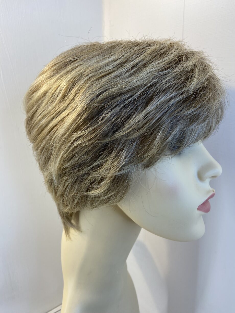 Honey blonde short wig. Blss57