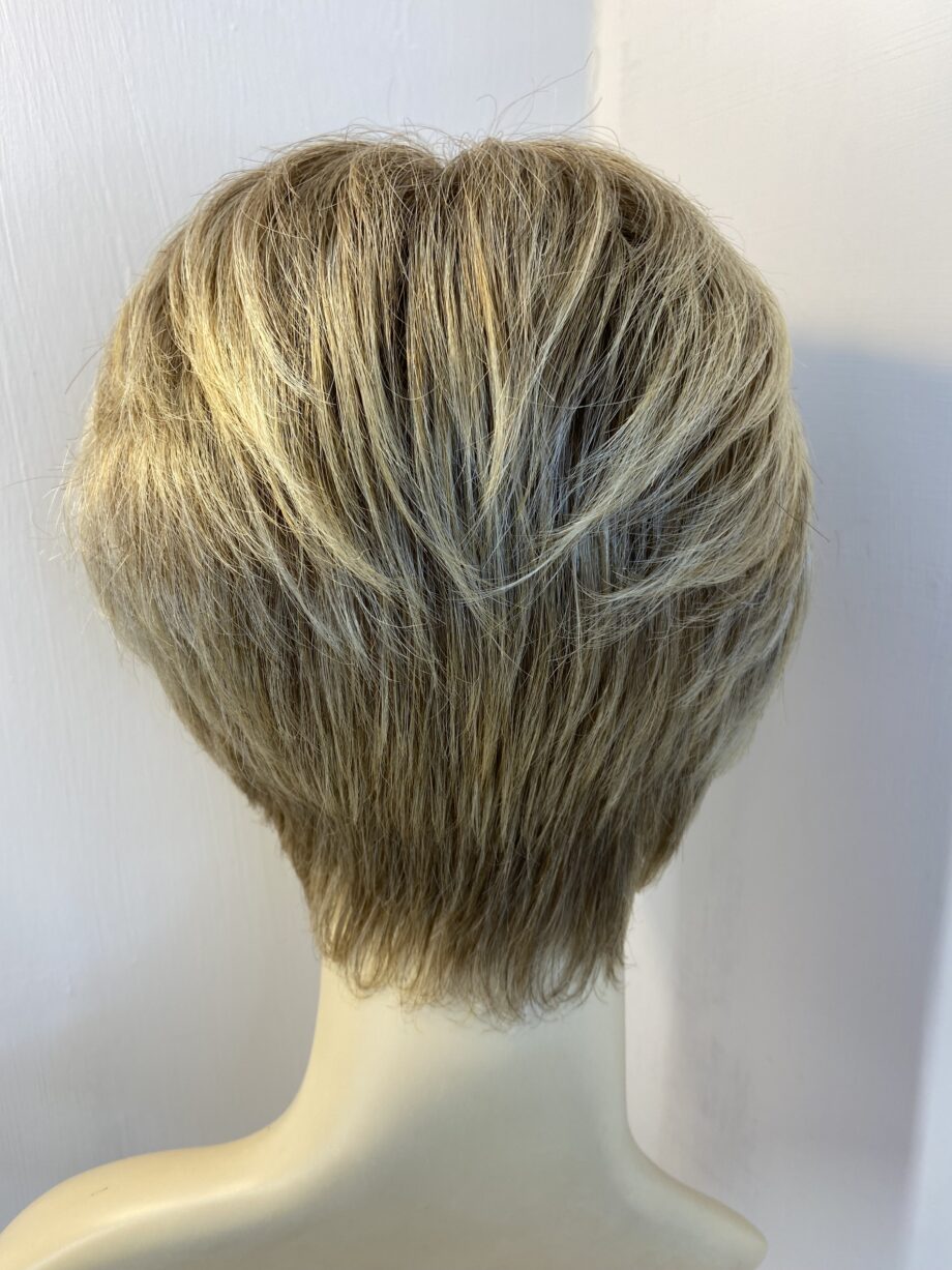 Honey blonde short wig. Blss57