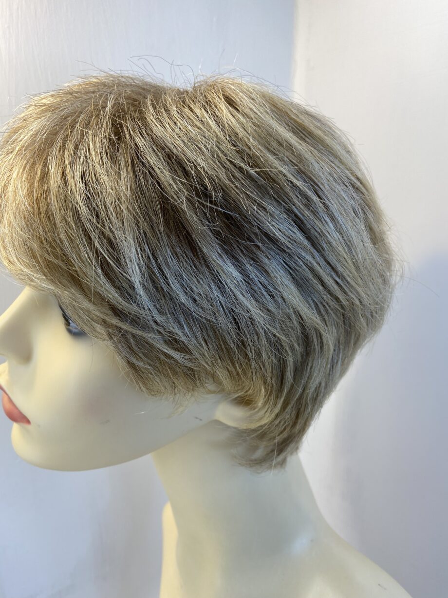 Honey blonde short wig. Blss57