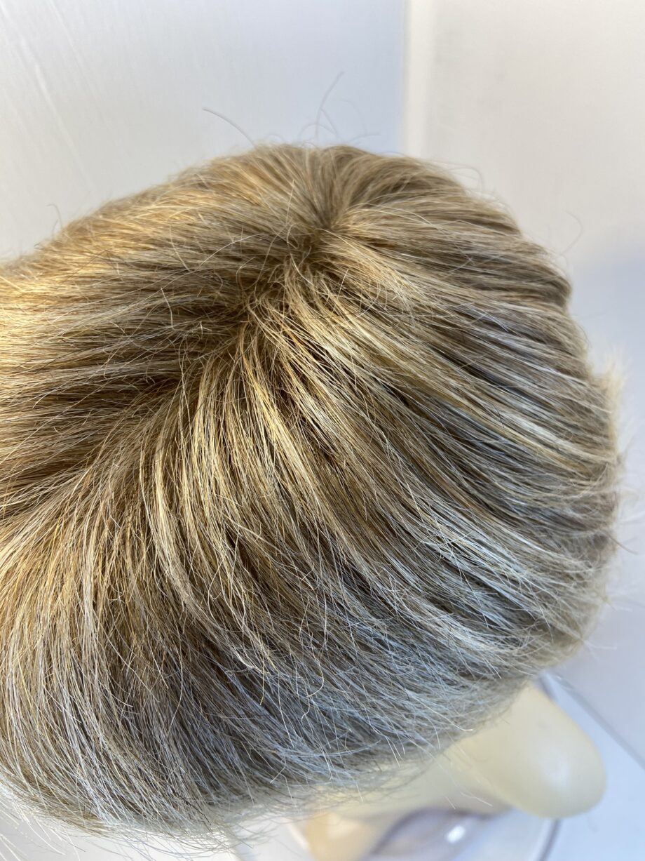 Honey blonde short wig. Blss57