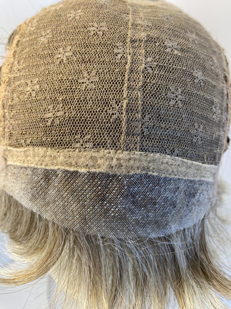 Honey blonde short wig. Blss57