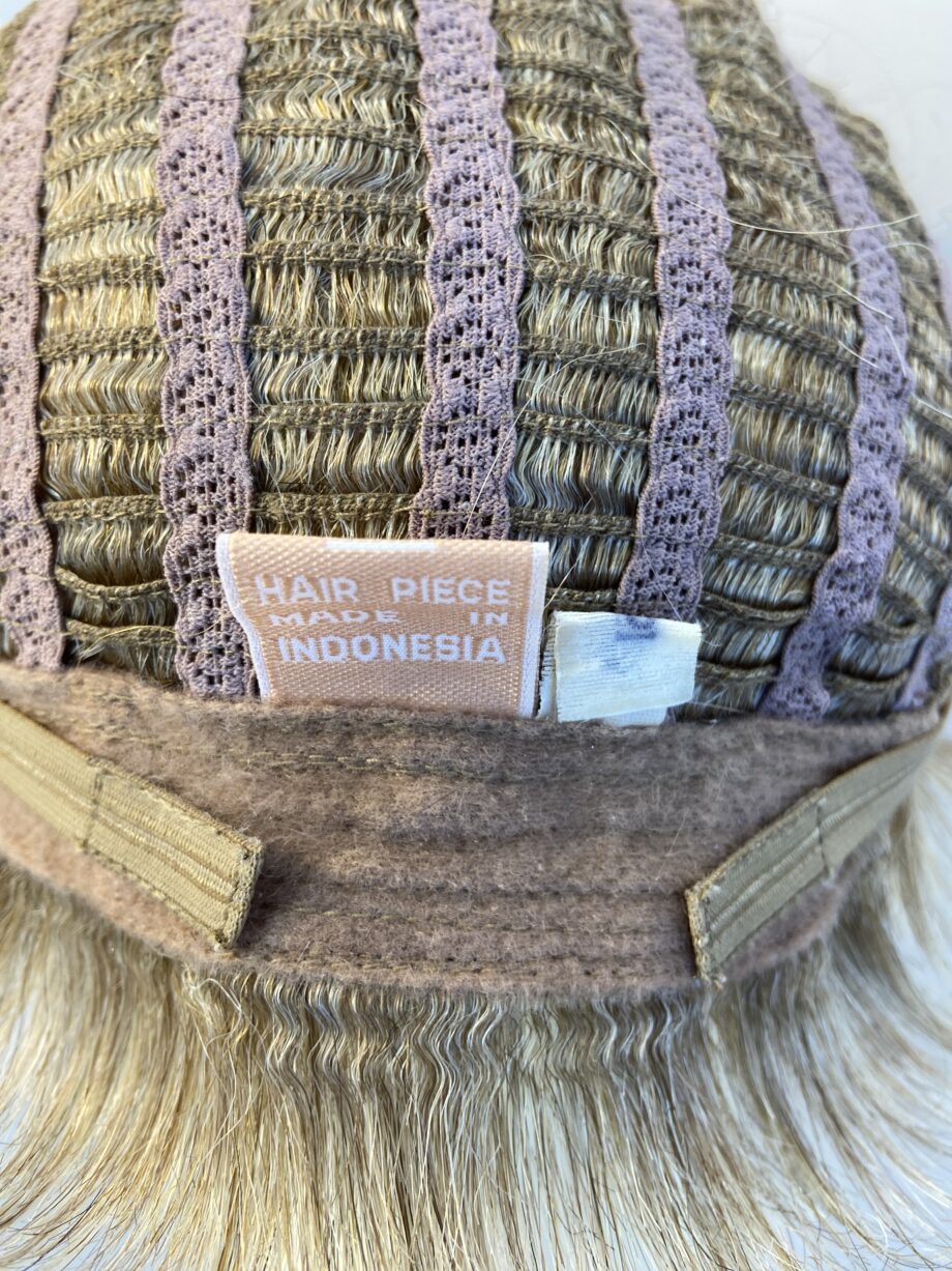 Honey blonde short wig. Blss57