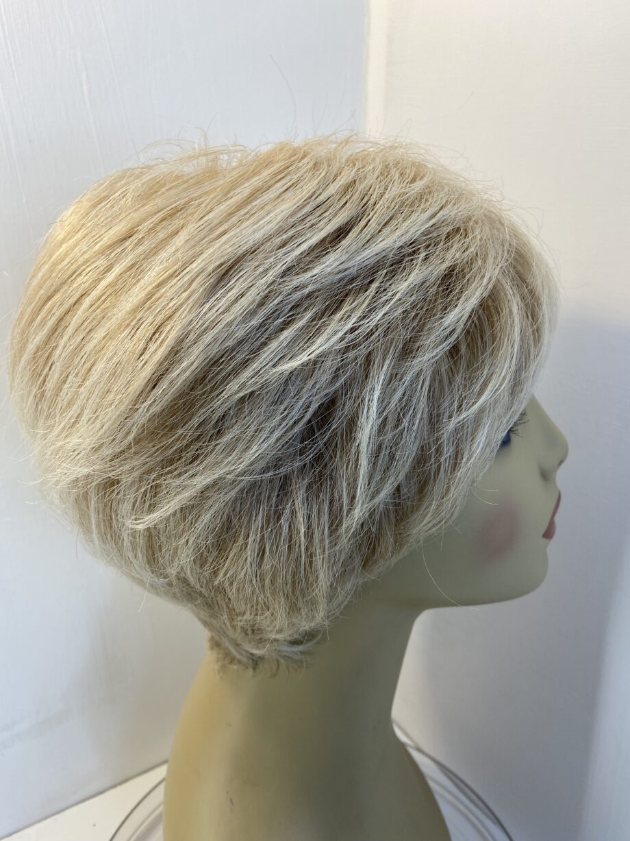 Light blonde short wig. Blss58