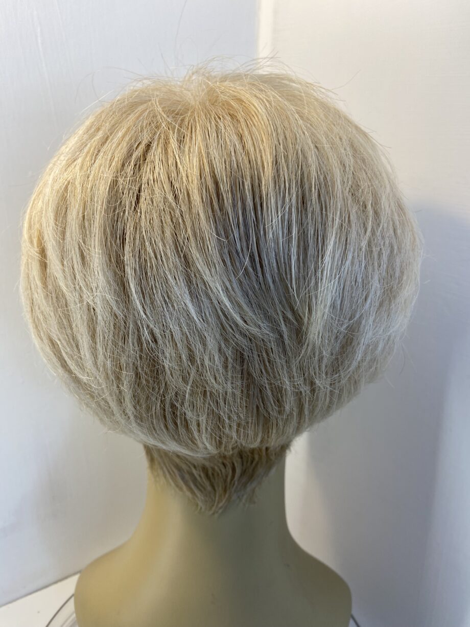 Light blonde short wig. Blss58