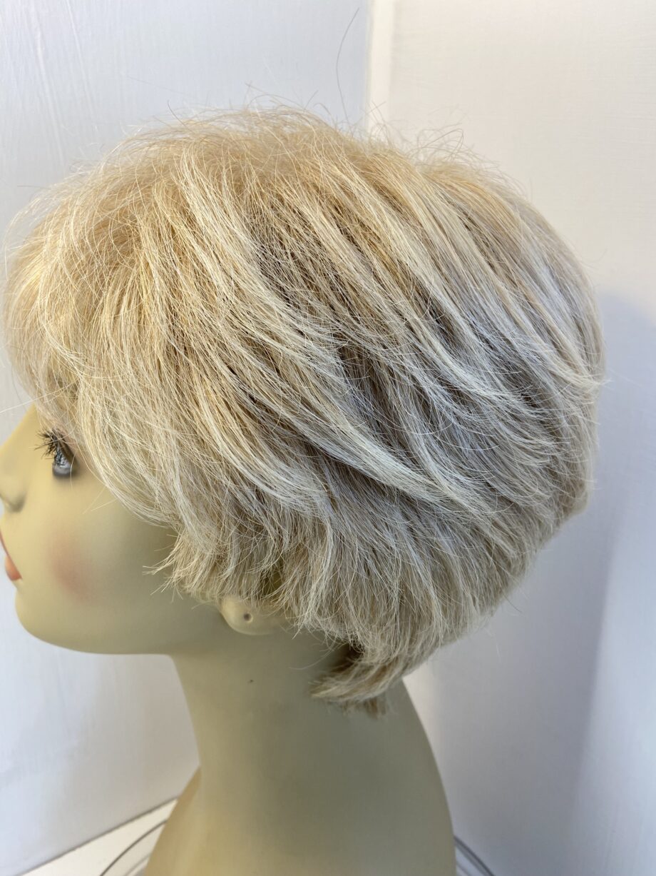 Light blonde short wig. Blss58