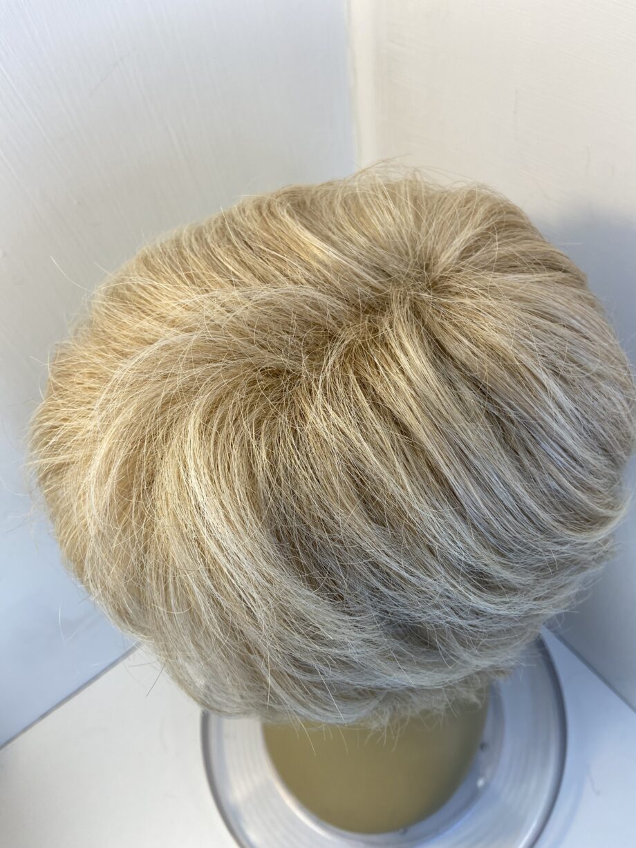 Light blonde short wig. Blss58