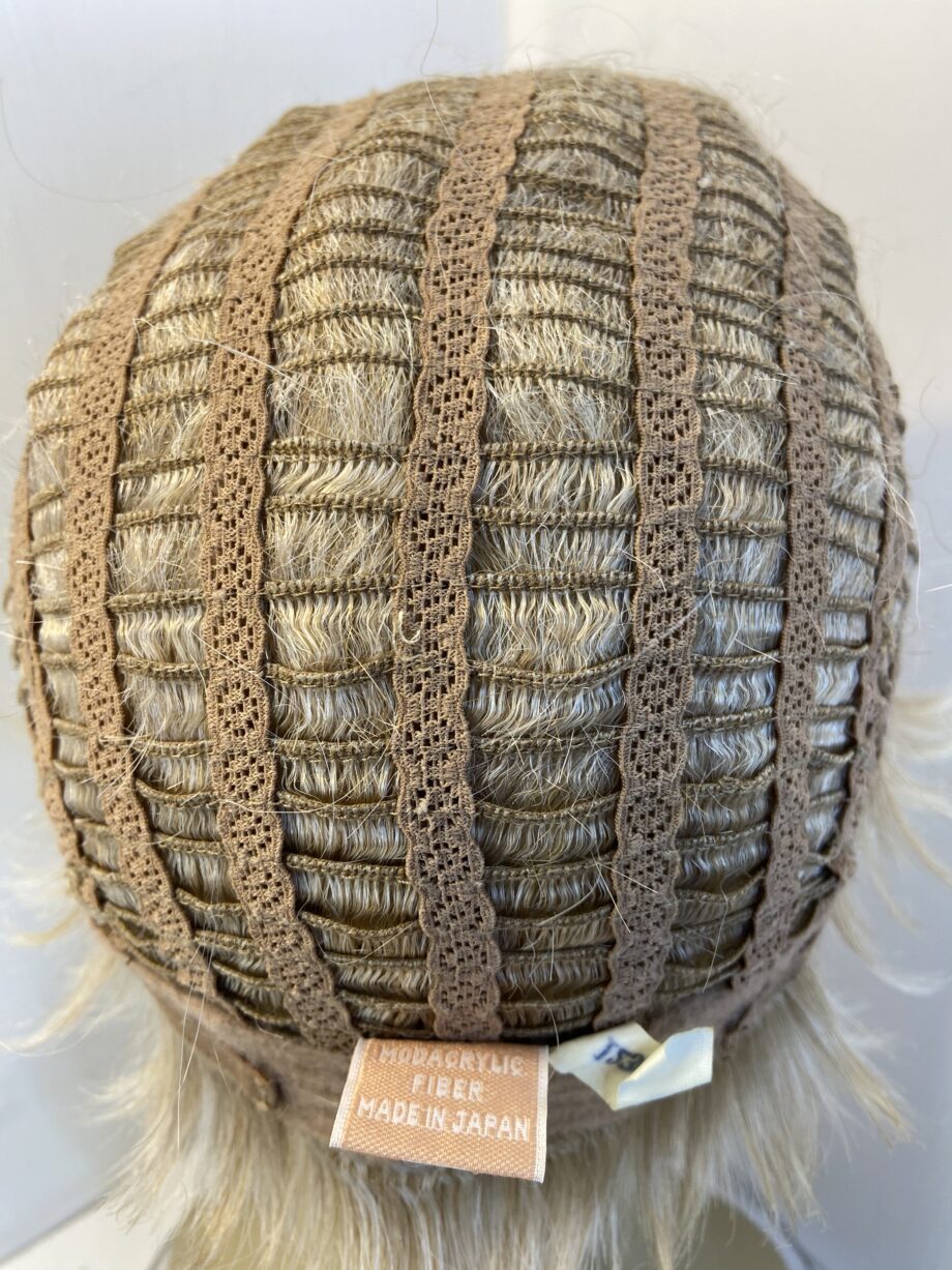 Light blonde short wig. Blss58