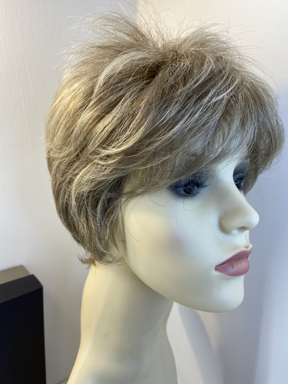 Blonde boxed short wig. Bblsw453
