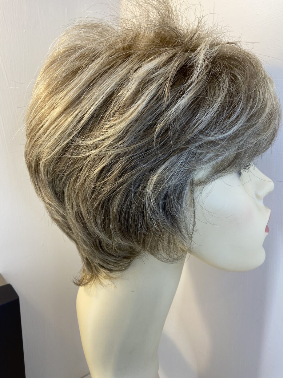 Blonde boxed short wig. Bblsw453