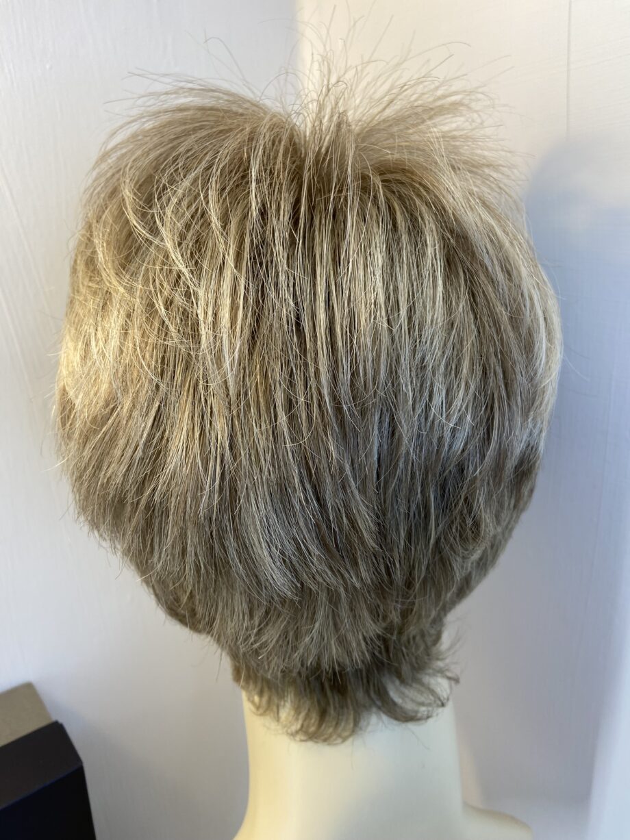 Blonde boxed short wig. Bblsw453
