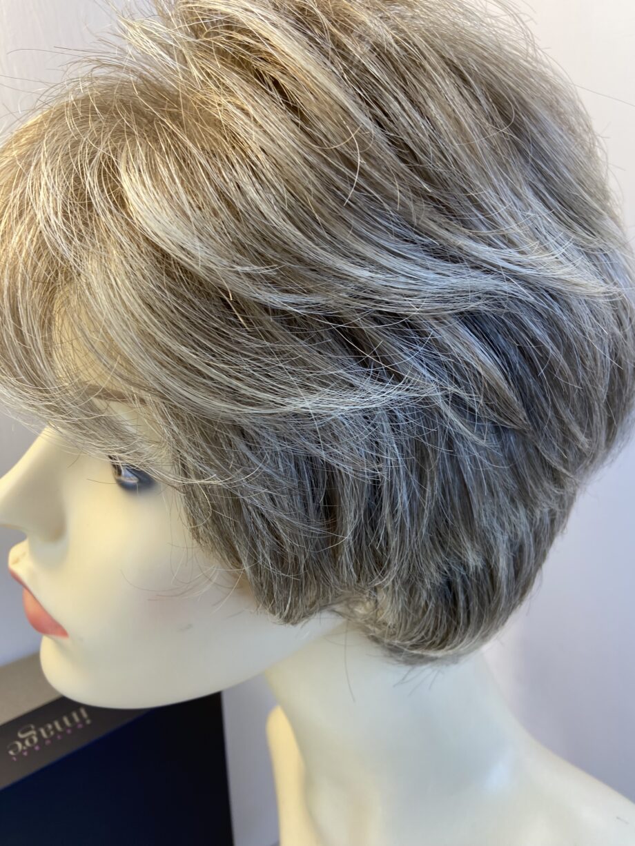 Blonde boxed short wig. Bblsw453