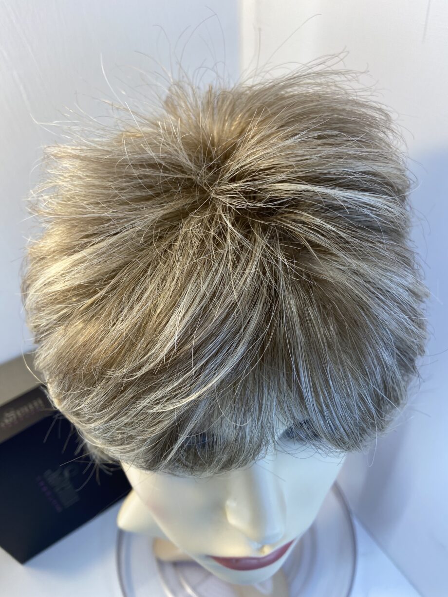 Blonde boxed short wig. Bblsw453
