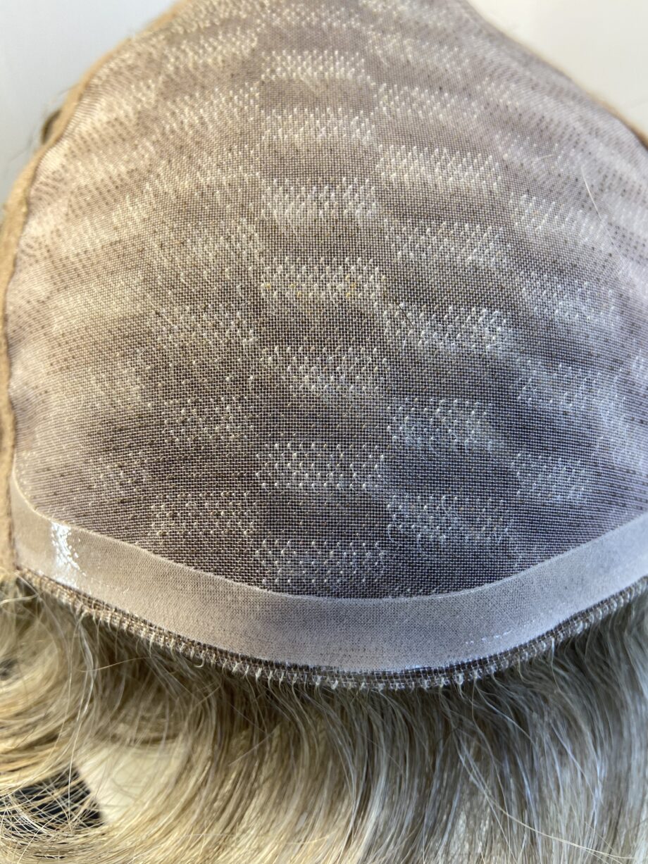 Blonde boxed short wig. Bblsw453