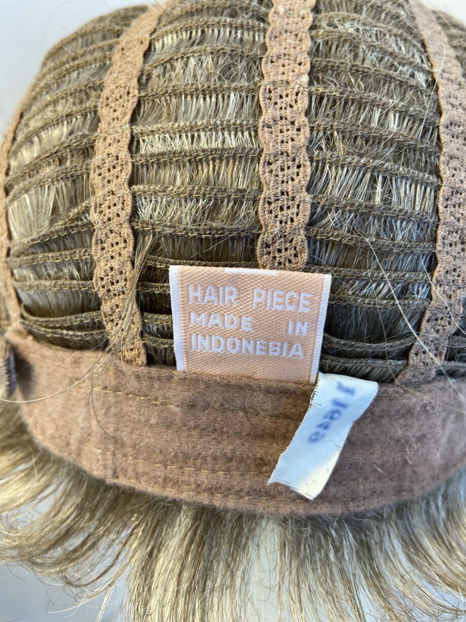 Blonde boxed short wig. Bblsw453
