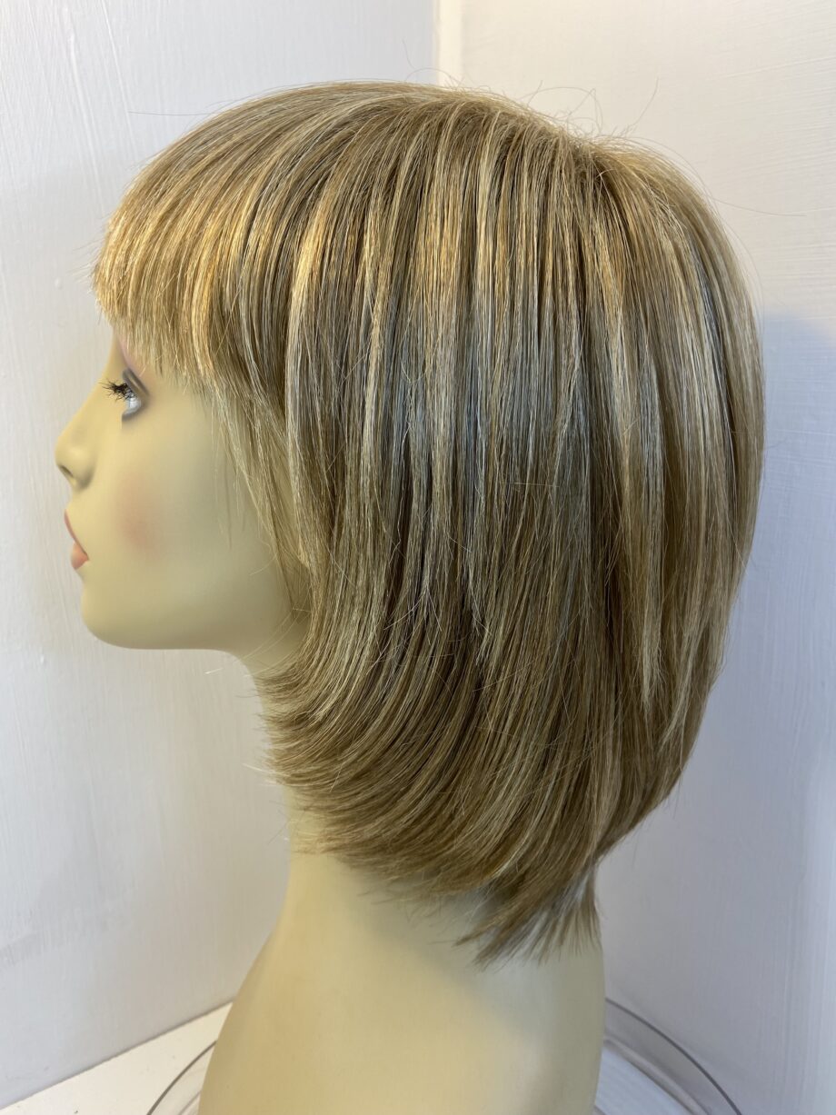 Rene of Paris honey blonde wig. Blms1