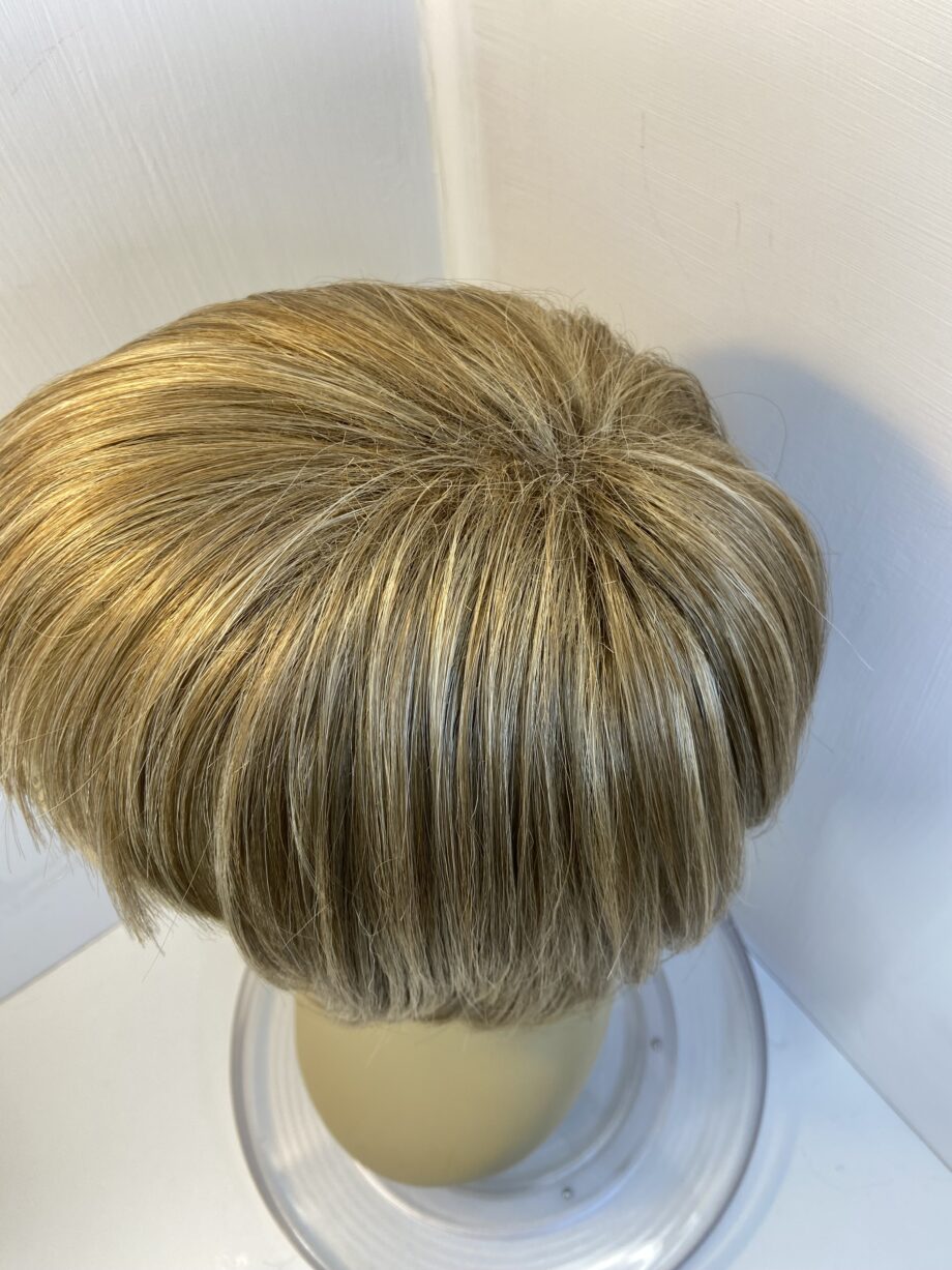 Rene of Paris honey blonde wig. Blms1