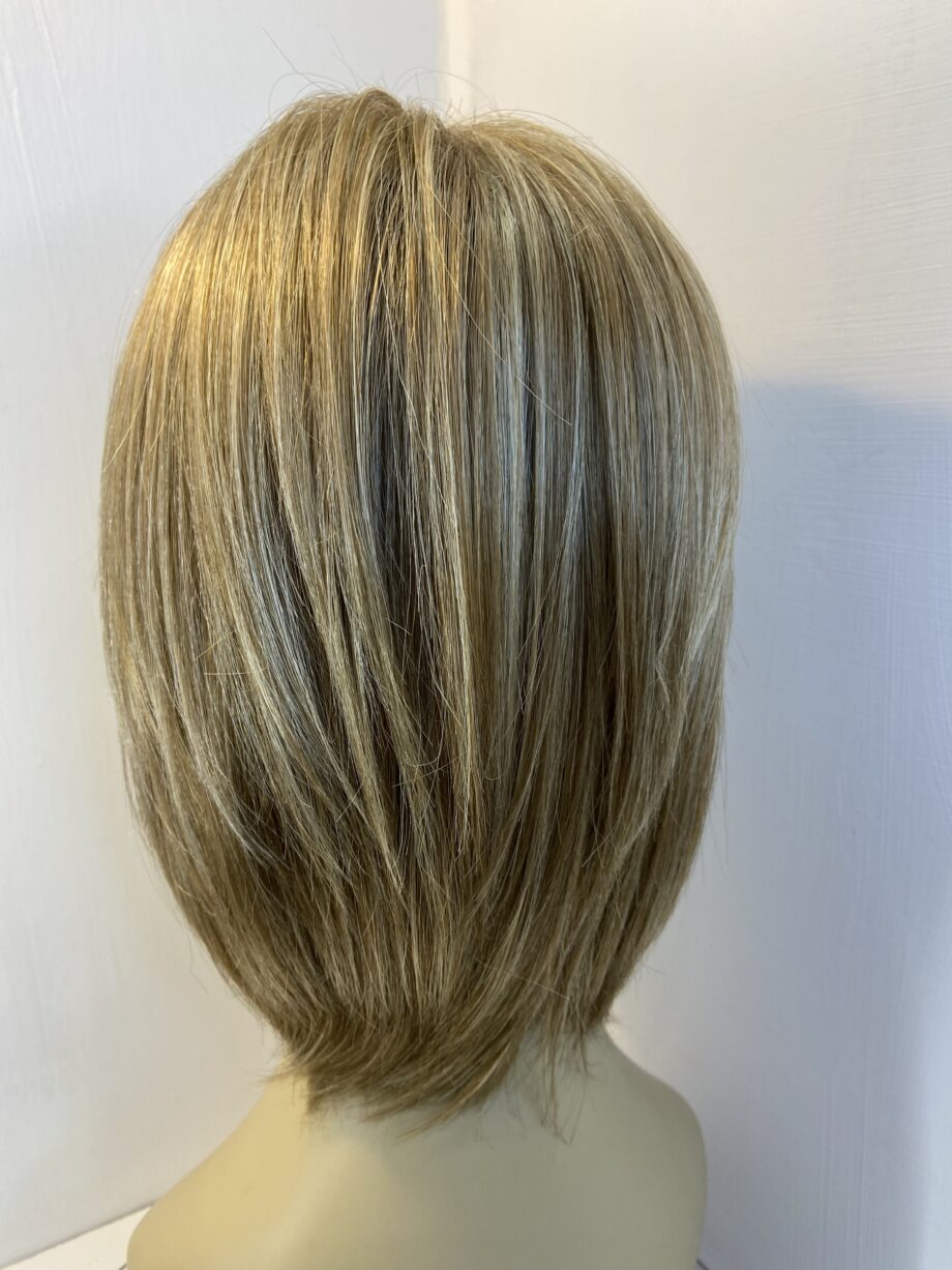 Rene of Paris honey blonde wig. Blms1